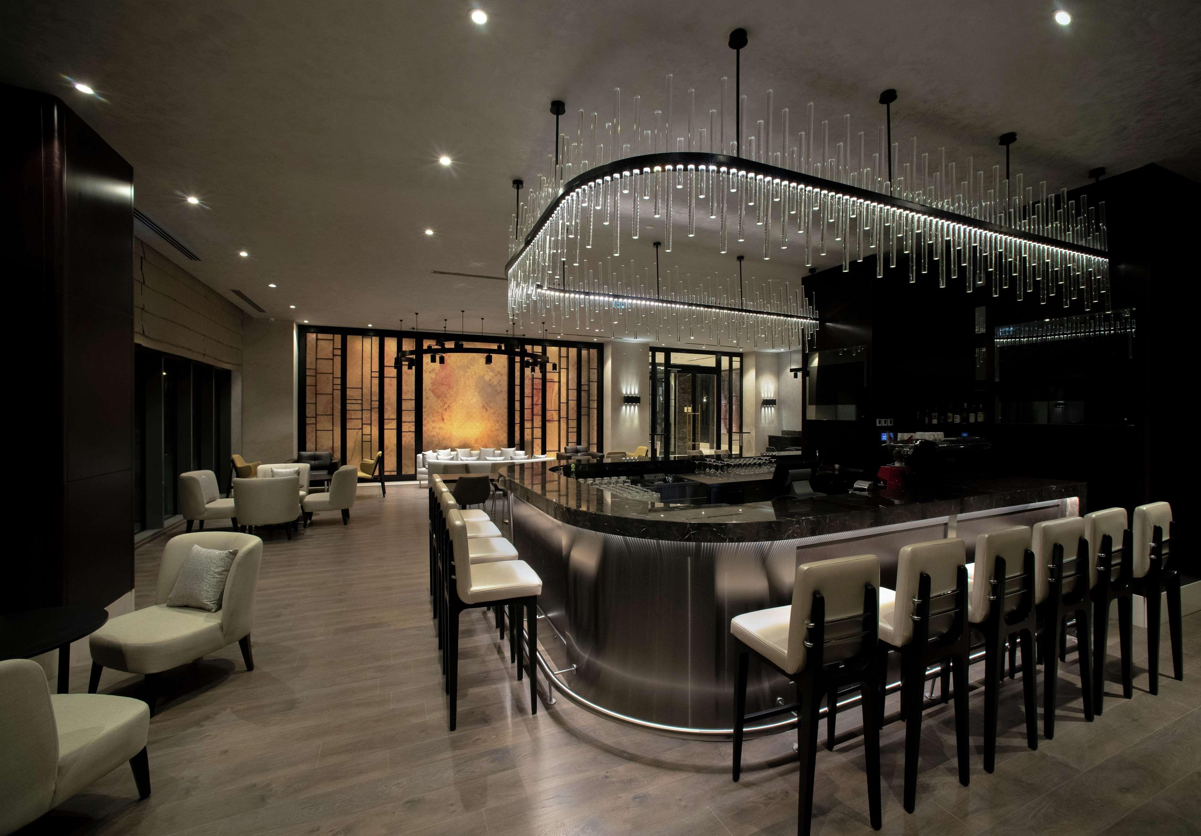 Hotel Hilton Istanbul Bakirkoy Exterior foto The bar at the 101 bar