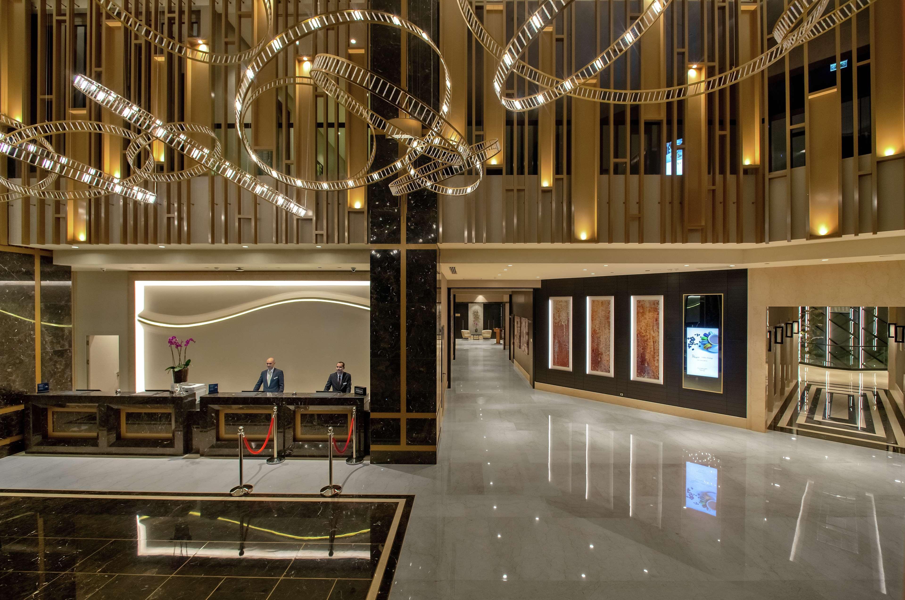 Hotel Hilton Istanbul Bakirkoy Exterior foto The lobby of the hotel