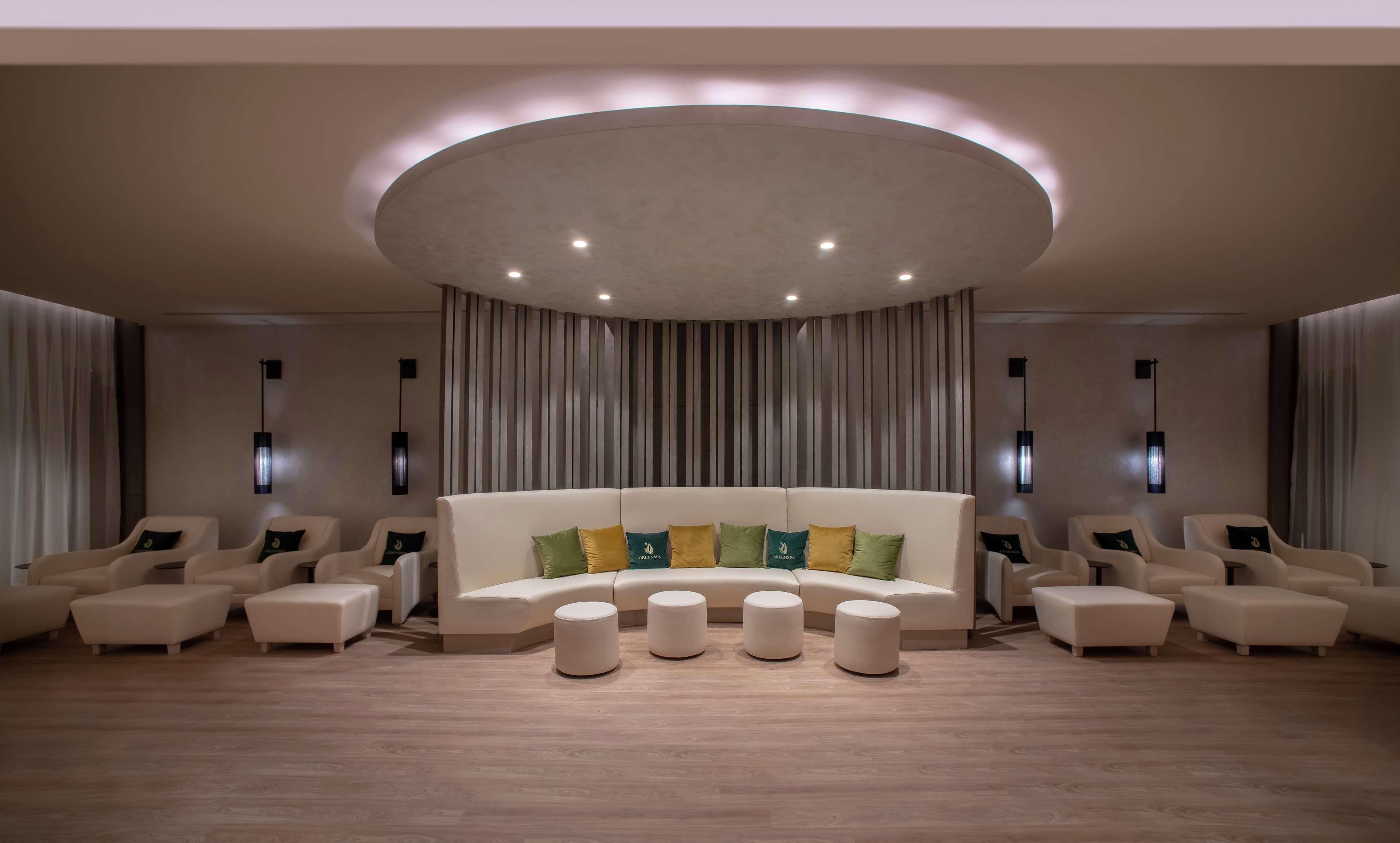Hotel Hilton Istanbul Bakirkoy Exterior foto The lounge at the airport