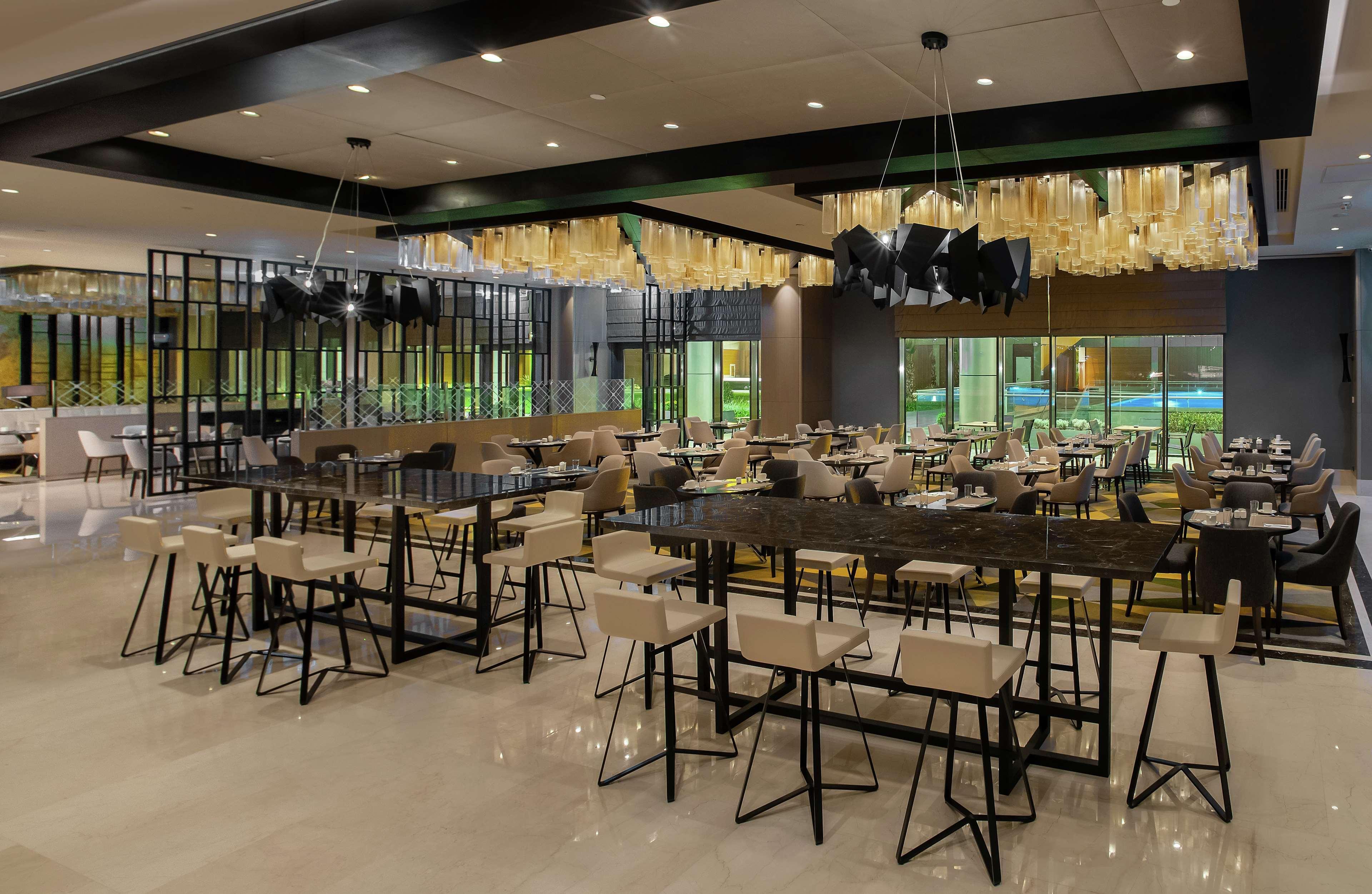Hotel Hilton Istanbul Bakirkoy Exterior foto The interior of the restaurant