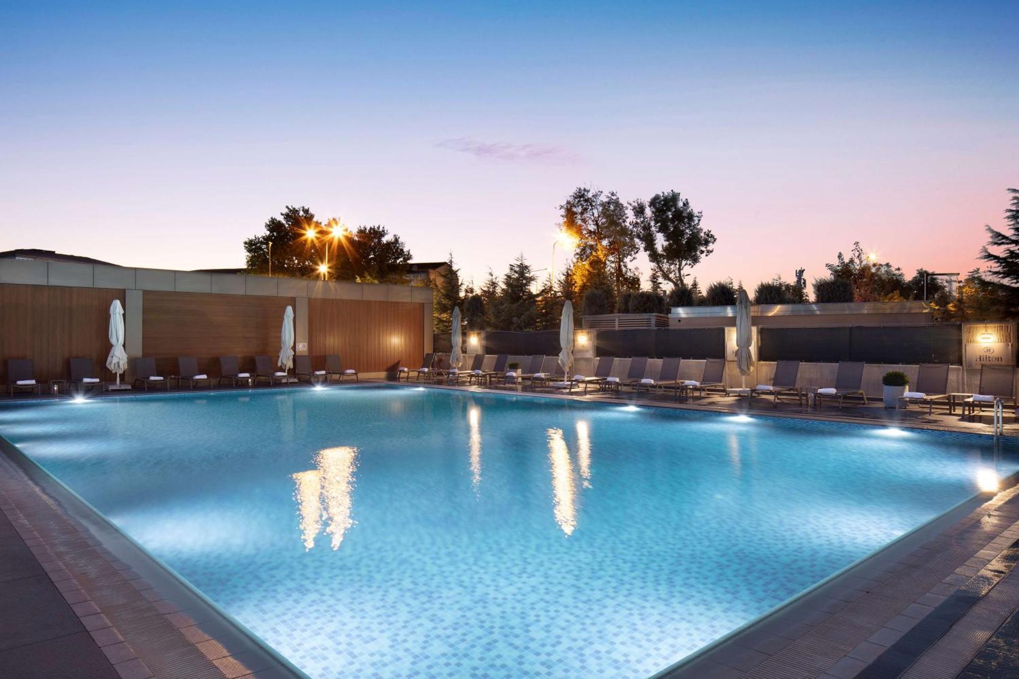 Hotel Hilton Istanbul Bakirkoy Exterior foto The pool at the hotel