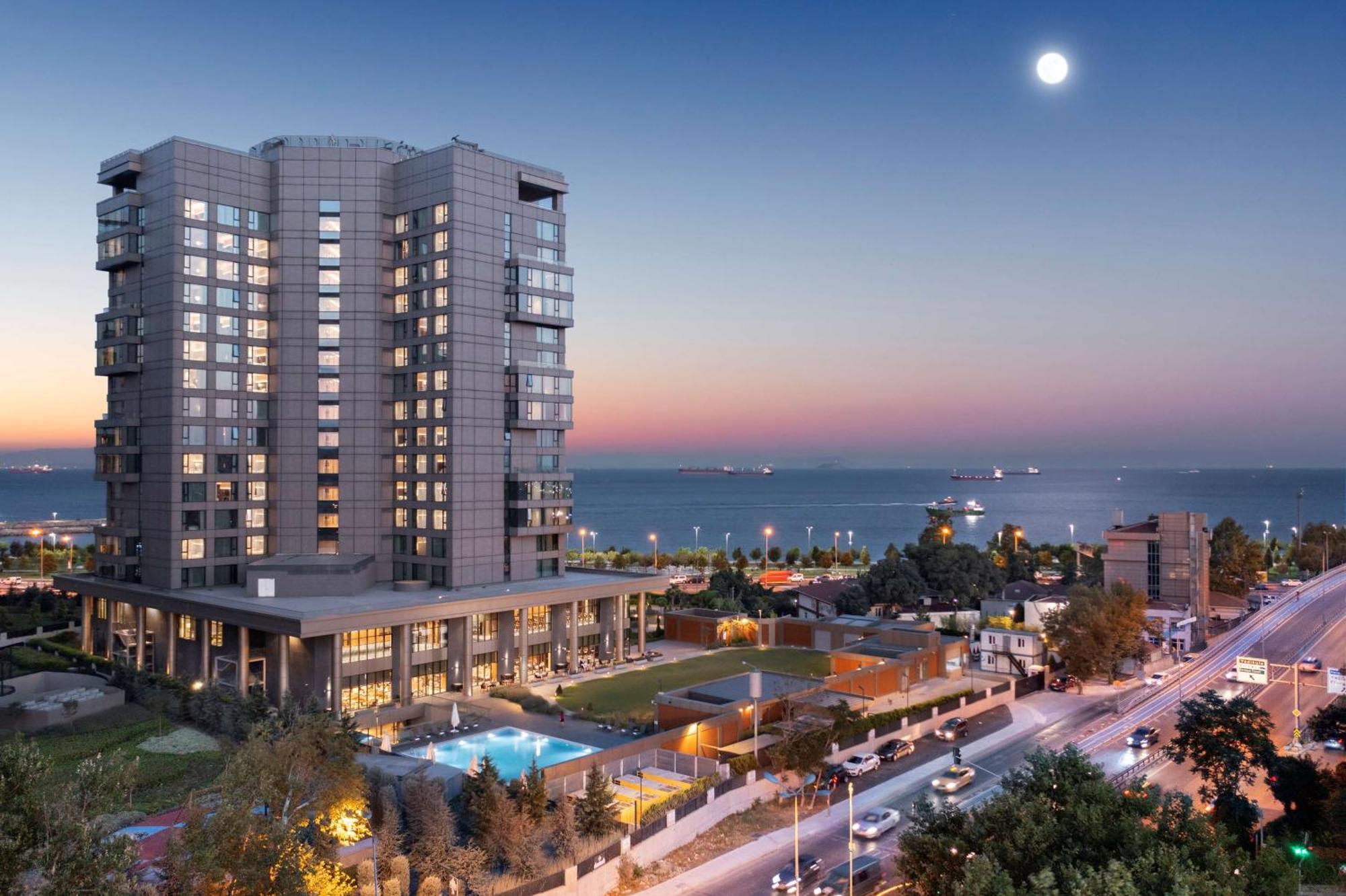 Hotel Hilton Istanbul Bakirkoy Exterior foto The complex at night